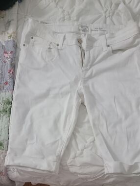 Signature by Levi Strauss White Mid-Rise Skinny Shorts